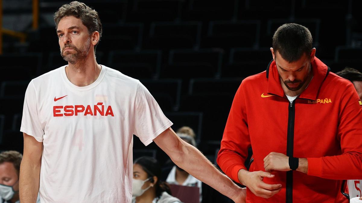 Pau y Marc Gasol, abatidos a la finalización del partido ante EE UU.