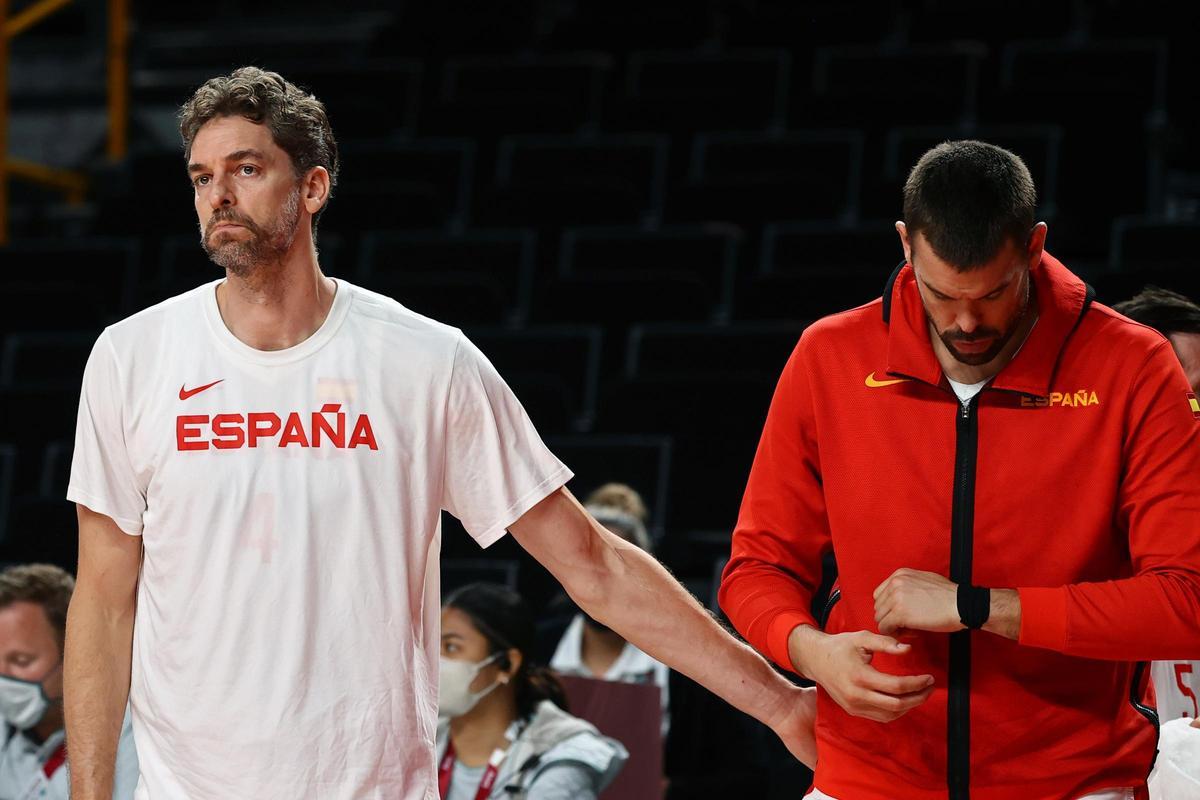 Pau y Marc Gasol, abatidos a la finalización del partido ante EE UU.