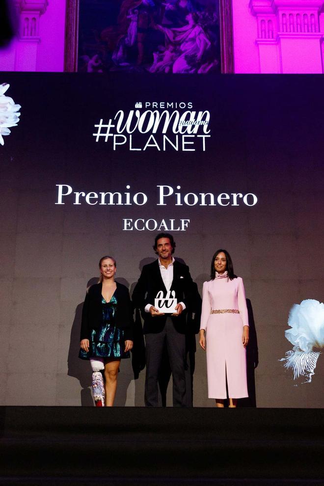 Javier Goyeneche, fundadora de Ecoalf, recibe el Premio Woman Planet Pionero