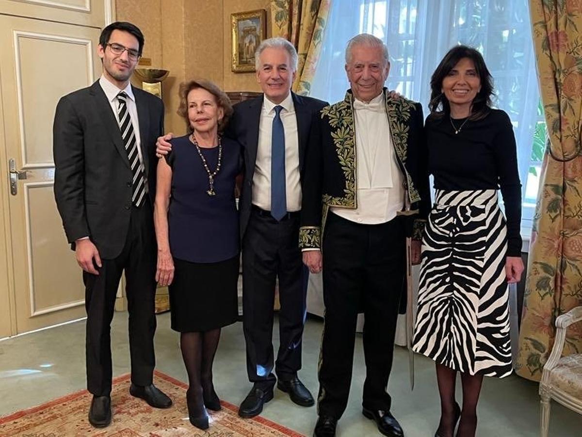 La familia de Mario Vargas Llosa, reunida para celebrar su ingreso en la Academia Francesa. 