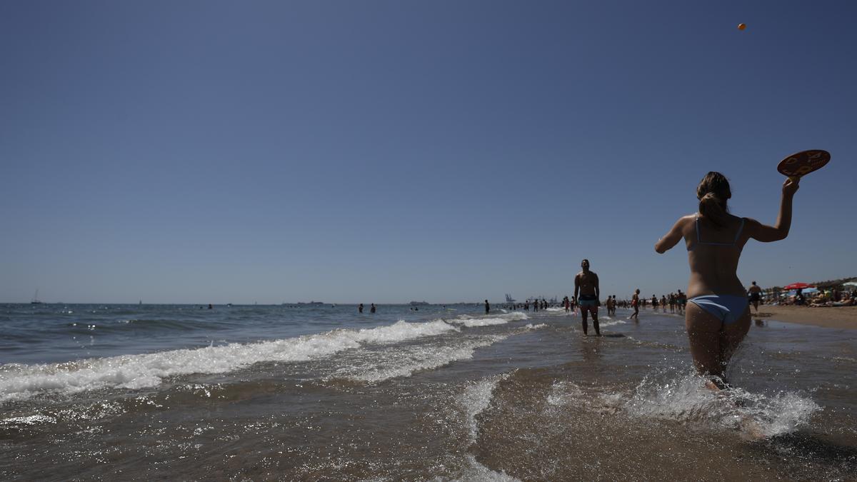 Primer fin de semana del verano en la playa de Alboraia