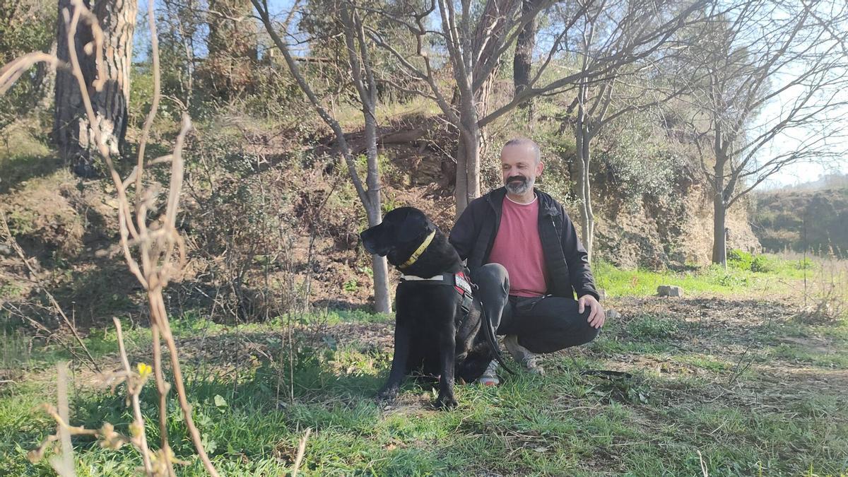 El Xot i el seu guia Andreu Morera, del Grup Caní de Recerca de Bombers El Xot i el seu guia Andreu Morera, del Grup Caní de Recerca de Bombers