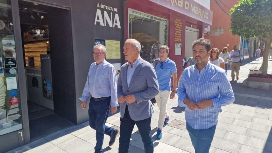 Un momento de la visita del delegado Reguera a O Grove.