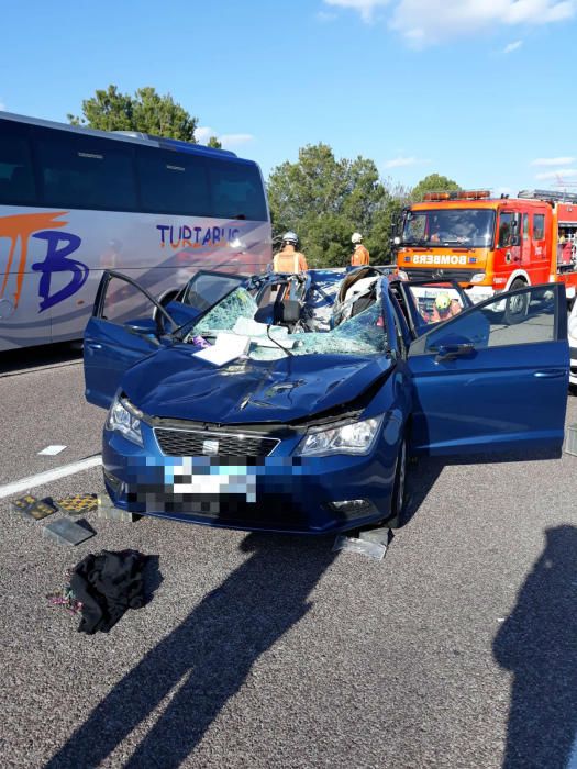 Grave accidente en la A-7: la rueda de un camión impacta contra un coche