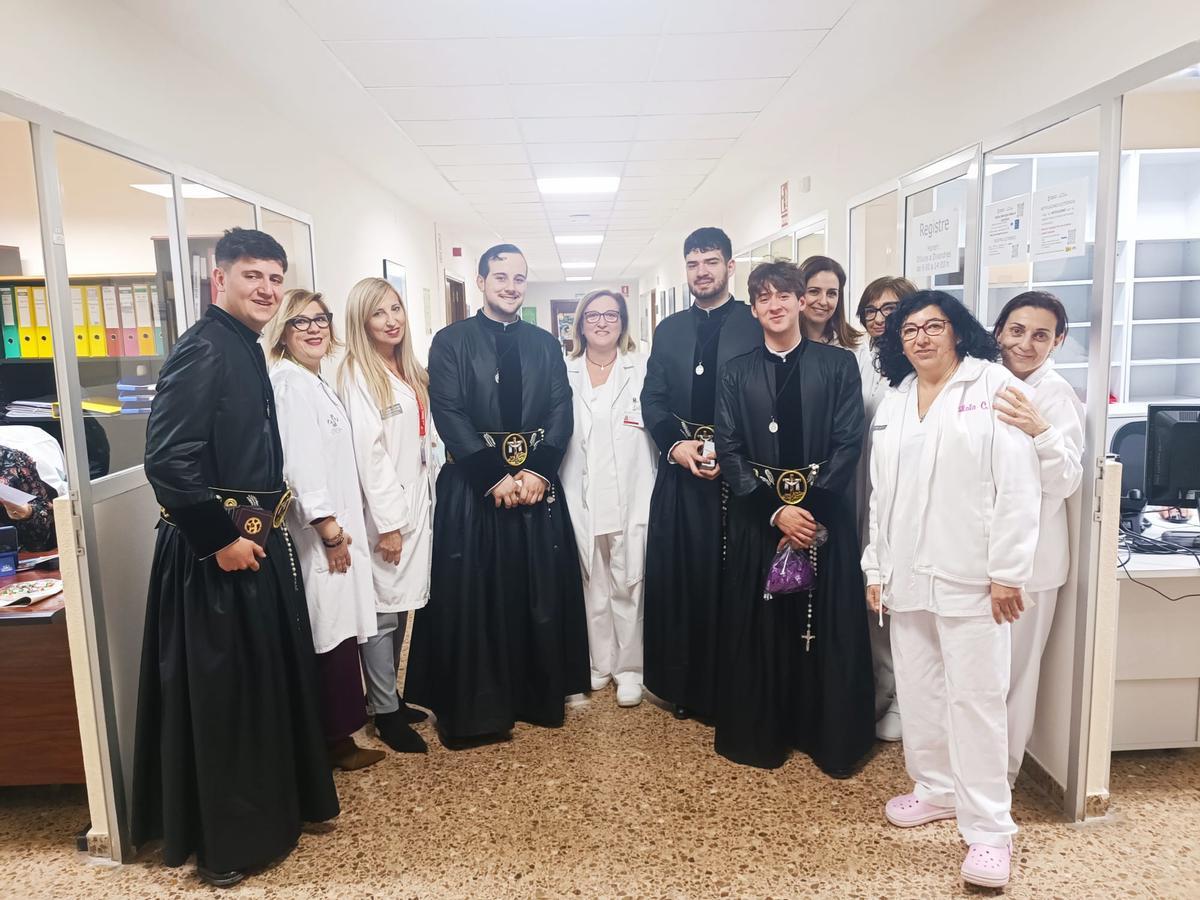 Varios mayorales, con responsables de la dirección del área de salud.