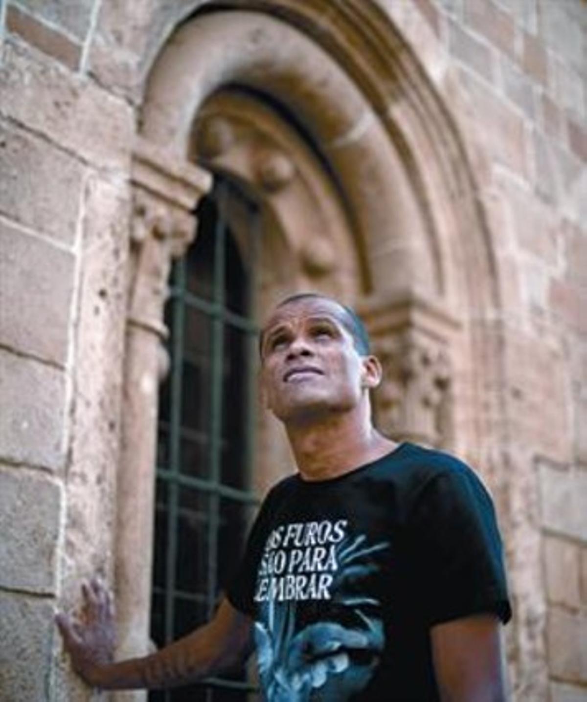 Rivaldo, en el exterior del monasterio de Pedralbes, en Barcelona, el lunes.