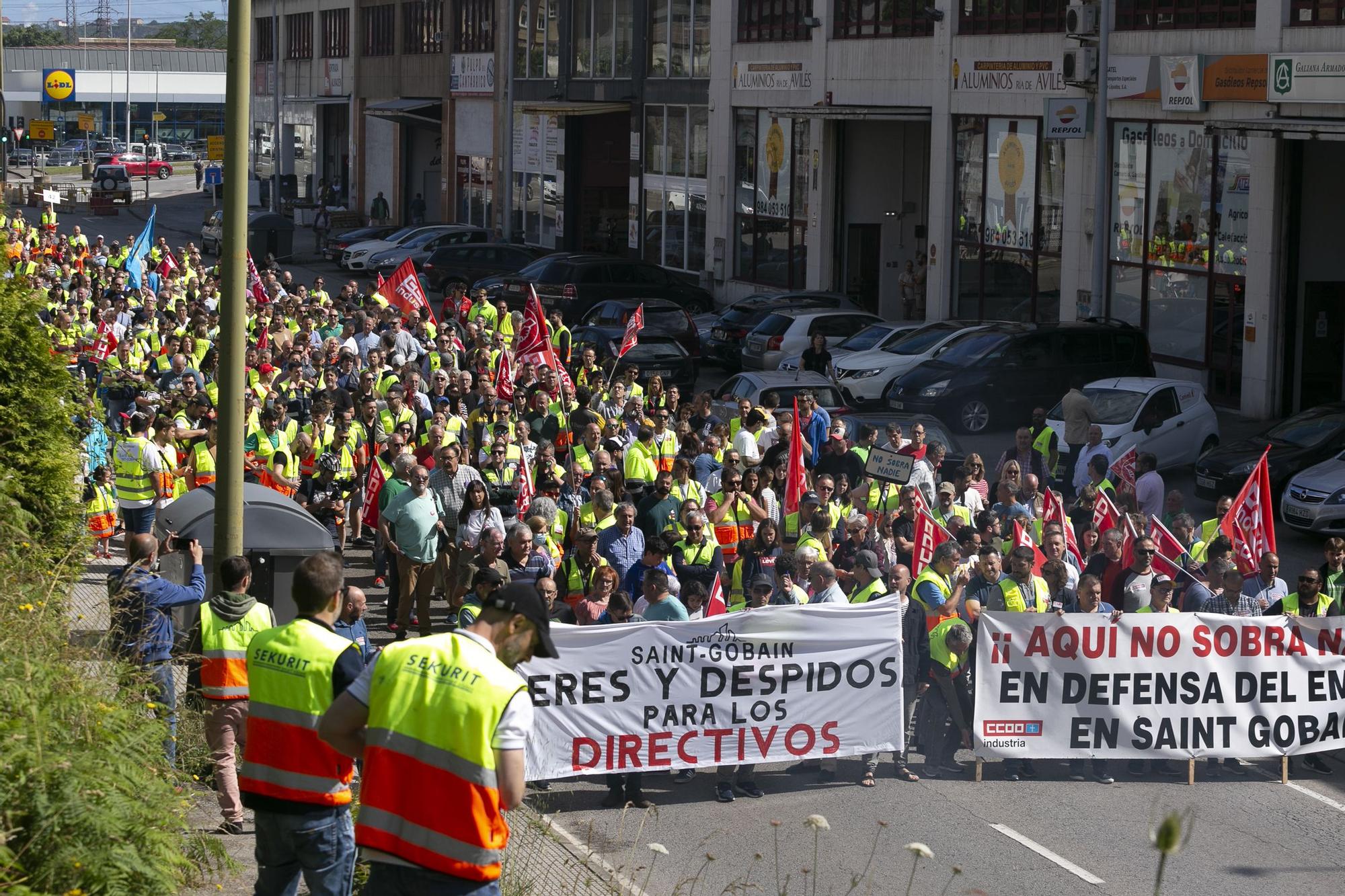 Los trabajadores de Saint-Gobain salen a la calle para frenar los despidos en Avilés