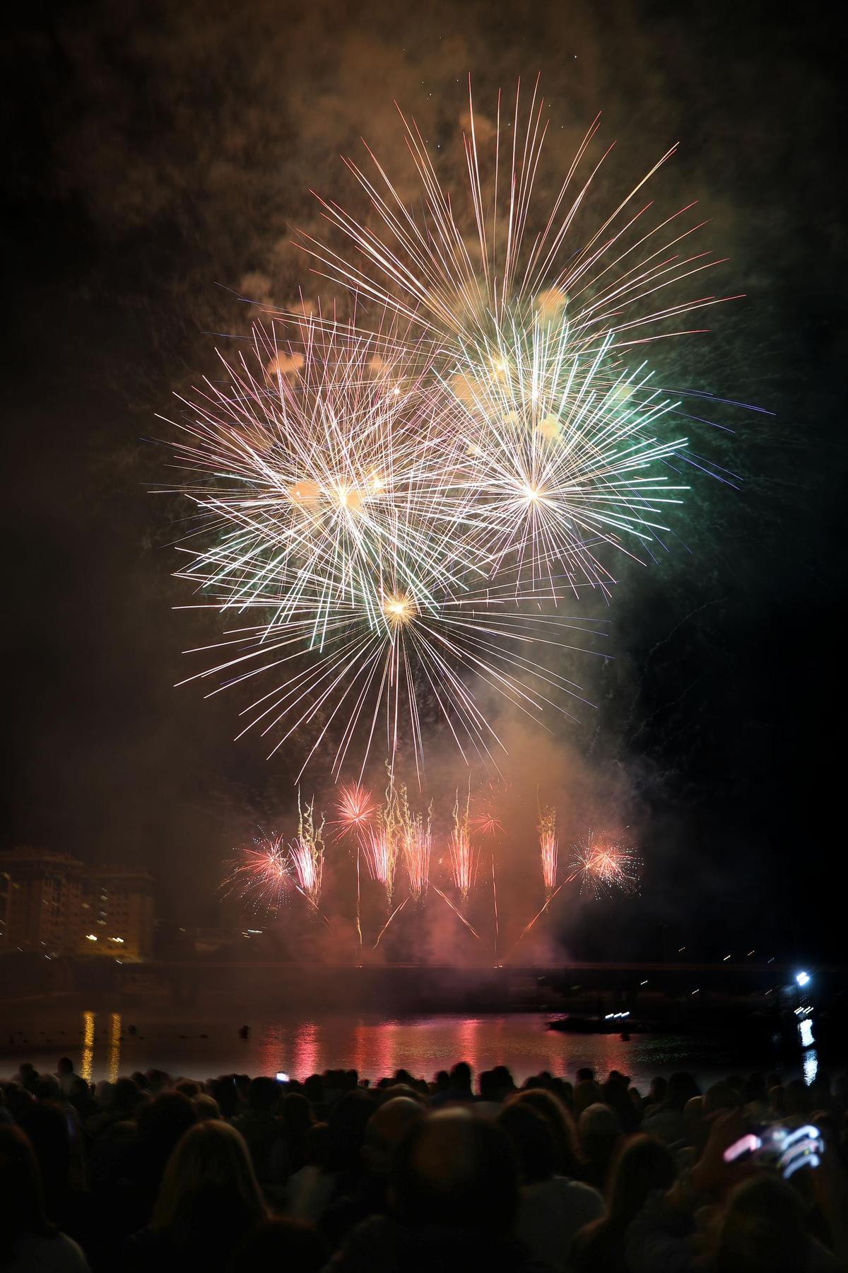 Los fuegos artificiales iluminan las fiestas de Bouzas