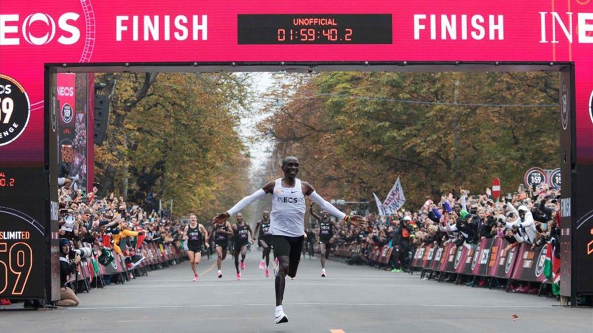 Kipchoge entrando a meta con sus polémicas zapatillas