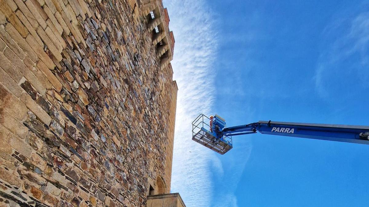 Obras en el frontal de Torre Bujaco en Cáceres.