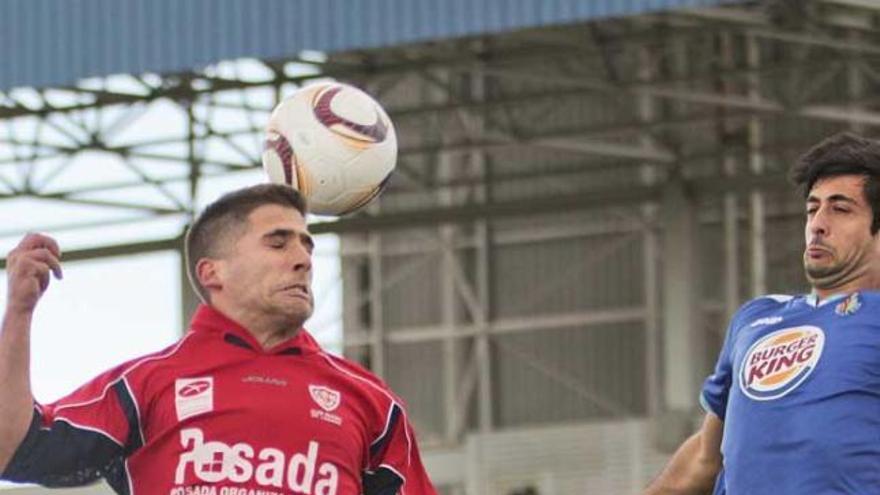 Álex Arias se anticipa de cabeza a un jugador del Getafe B.