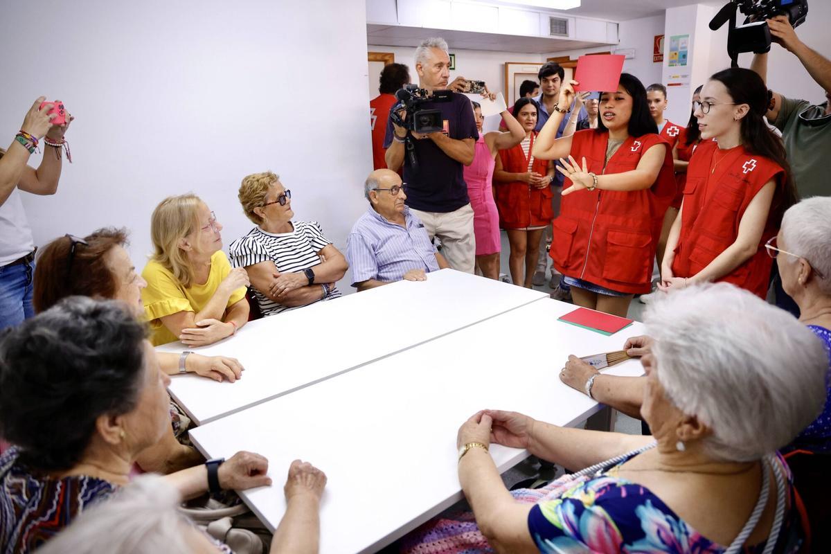 Córdoba. Cruz Roja celebra una actividad en su centro de participación para personas mayores con el objetivo de favorecer el encuentro entre generaciones y combatir la soledad no deseada que puede intensificarse durante los meses de verano. La iniciativa reunirá a personas mayores y jóvenes participantes en distintos proyectos de la organización en un espacio pensado para conversar, compartir experiencias y disfrutar de un rato de juegos y diversión en pleno periodo estival, y cuando se avecina una nueva ola de calor