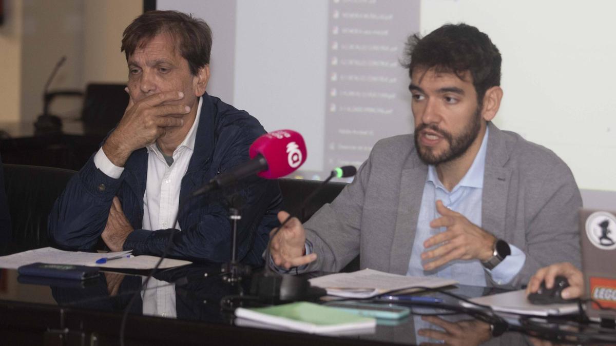 El alcalde de Alzira, Alfons Domínguez, y el concejal de Urbanismo, Andrés Gomis.