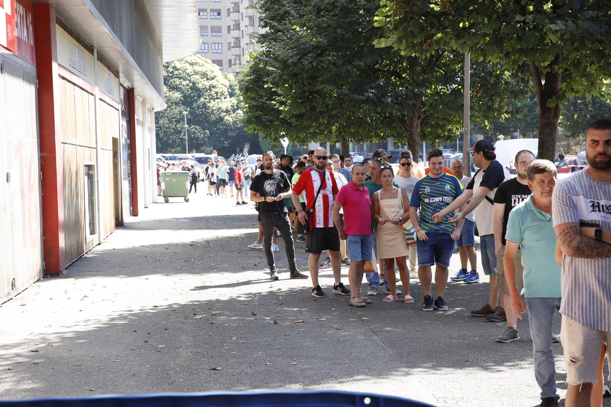 En imágenes: Largas colas para sacar entradas para el primer viaje del Sporting de Orlegi