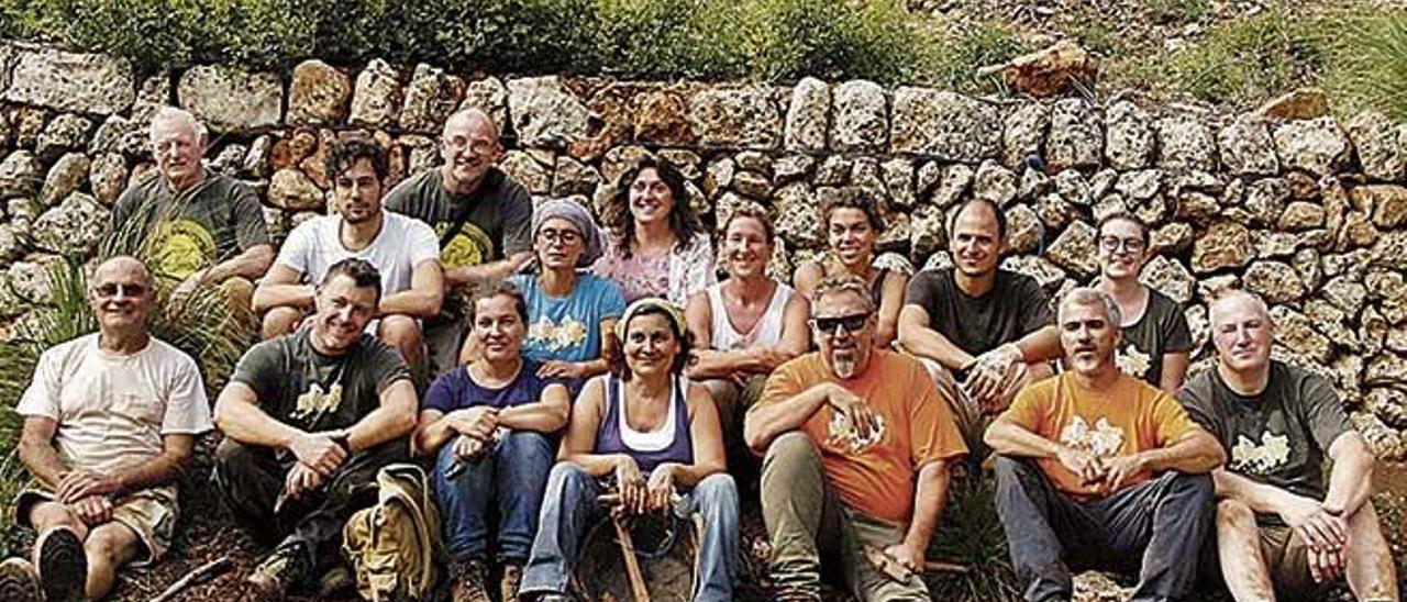 Los participantes en el curso de ´pedra en sec´ posando durante un rato de descanso.