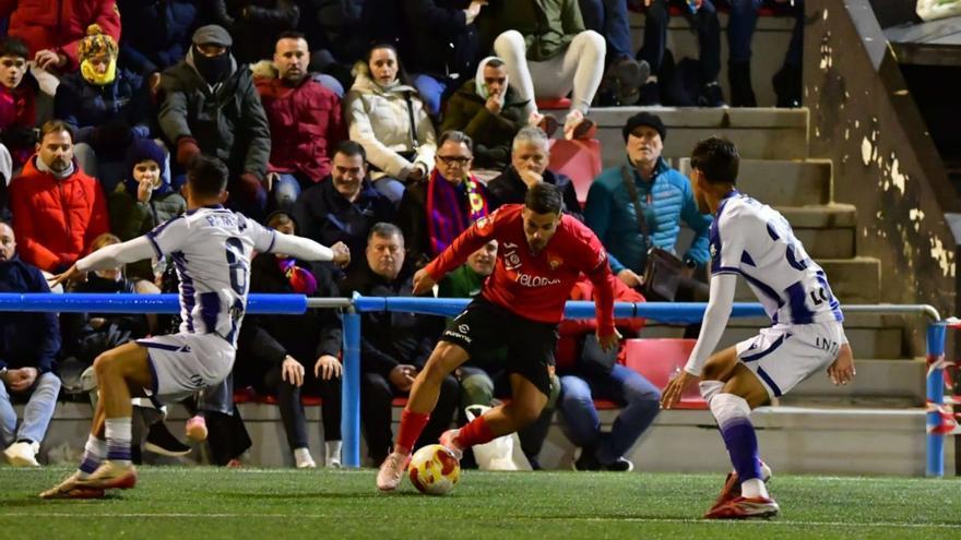El jugador del Cieza Samu, controlando el balón entre dos rivales. | JOSÉ BERMÚDEZ
