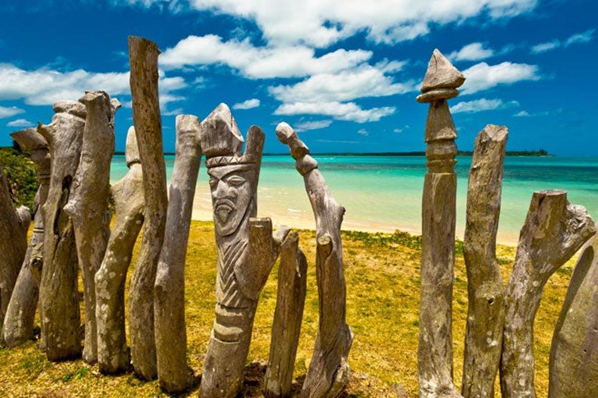 Tótems clavados en el suelo en la bahía de St. Maurice