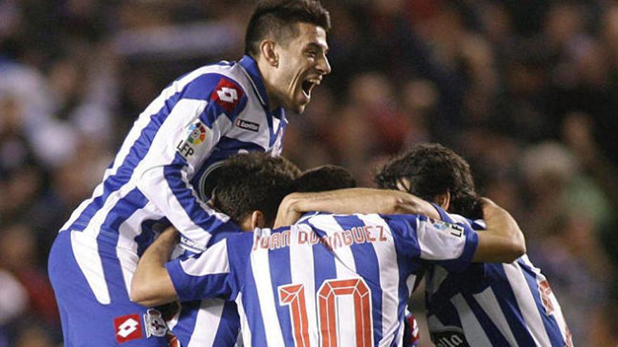 Los jugadores del Deportivo celebran el segundo gol.