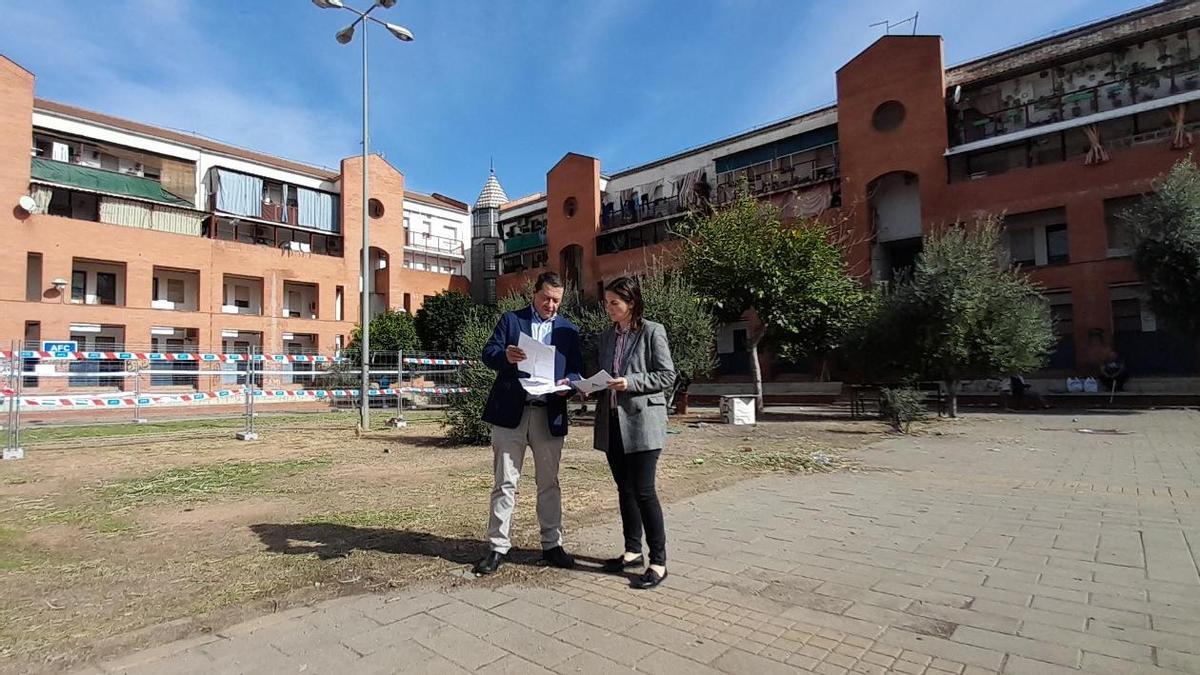 Cristina Casanueva y Rafael Gil junto a las obras de rehabilitación de viviendas en las Moreras.