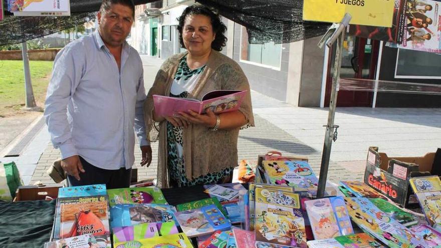 José Hernández y Rocío Ferreduela, ayer, en su puesto del mercadillo de Lugones.