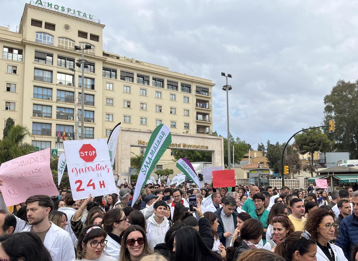 Los médicos de Málaga se concentran frente al Hospital Regional en el Hospital Regional