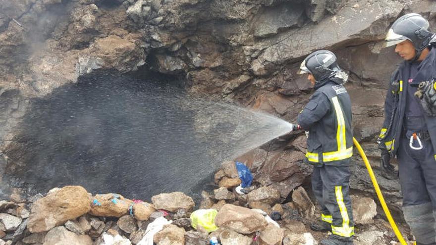 Incendio de basura dentro de una cueva en El Confital