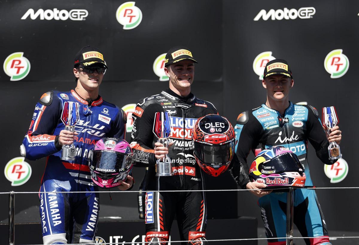 Holgado, a la derecha de la imagen, en el podio plenamente español del GP de Tailandia de Moto2.