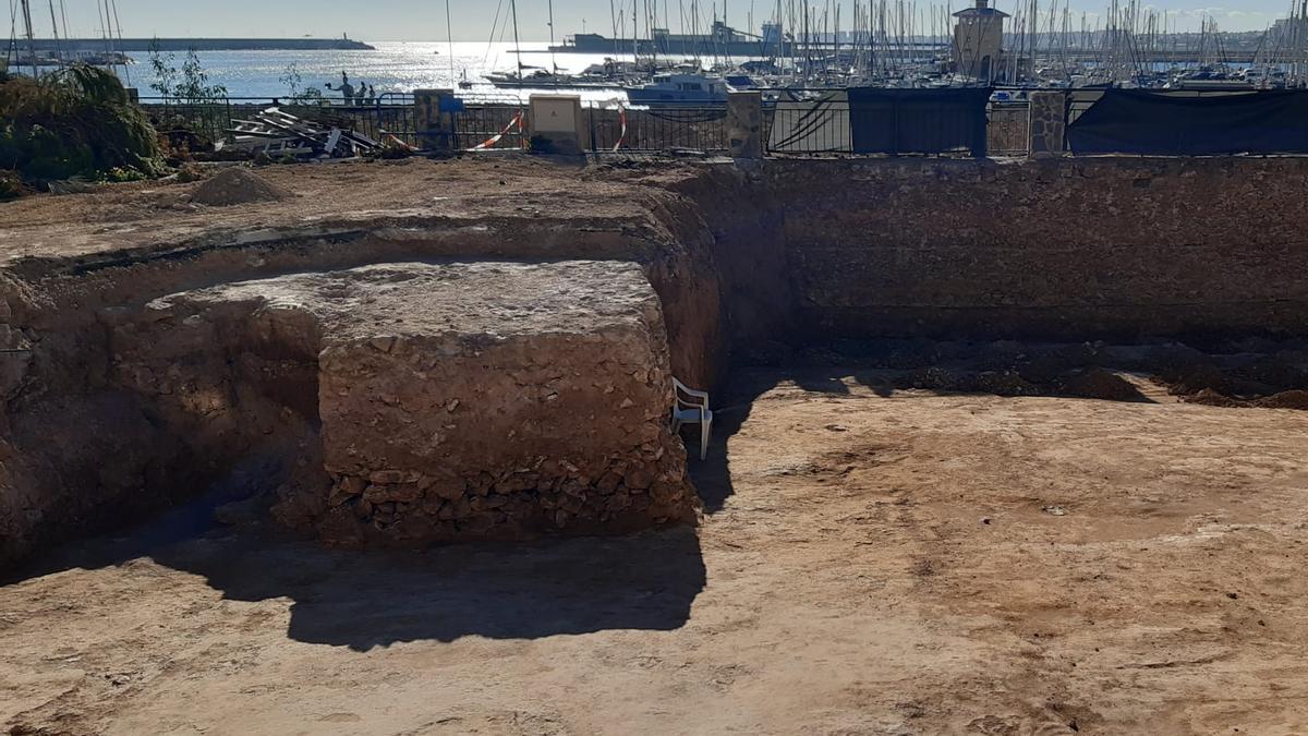 Imagen de uno de los restos de edificación rectangular hallados junto al antiguo grupo de empresa en la Era de Arriba de las Eras de la Sal de Torrevieja