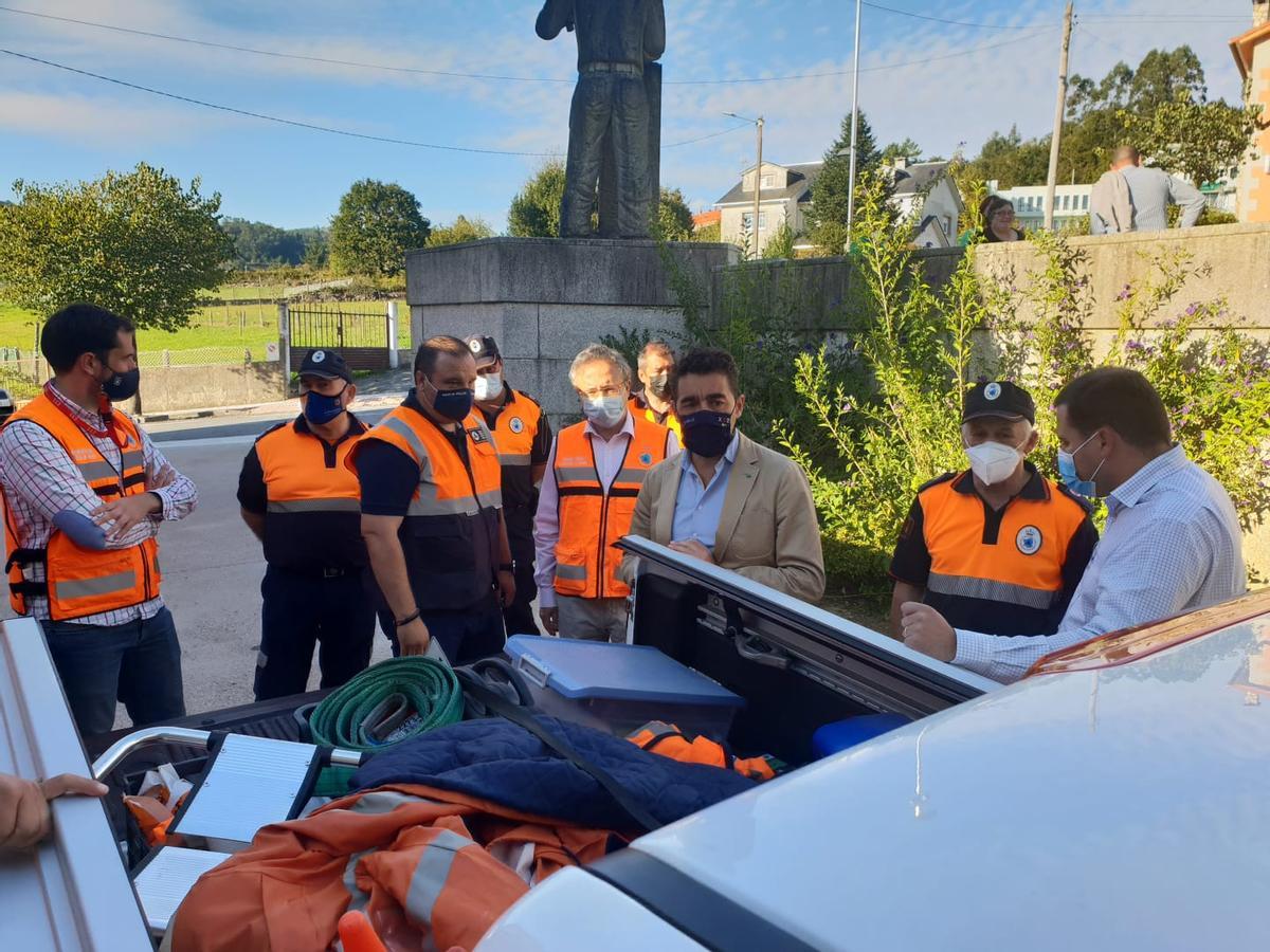 El delegado de la Xunta en Pontevedra se reunió ayer en Cerdedo con el presidente de la Agrupación de Voluntarios de Protección Civil, Javier Lois, y con otros integrantes del colectivo.