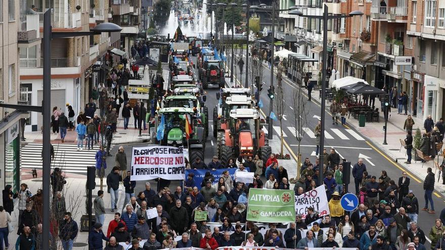El campo asturiano clama por su futuro de Oviedo: 200 tractores colapsan el centro de Oviedo y se plantan frente a Delegación de Gobierno