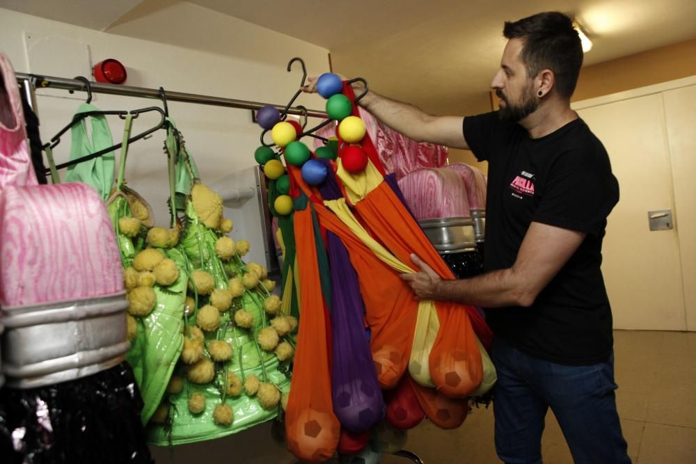 Preparativos del musical 'Priscilla, Reina del Desierto' en el Teatro Jovellanos