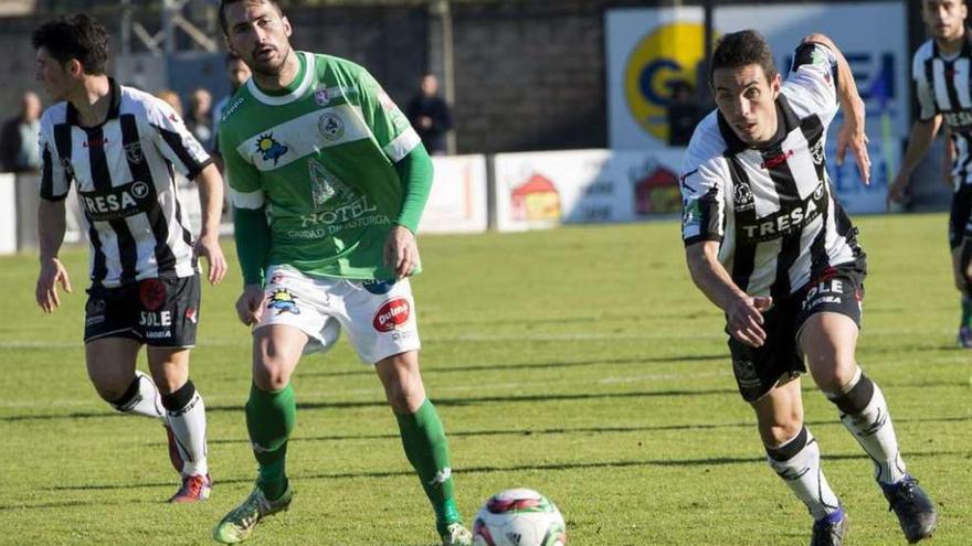 Camochu persigue el balón en el partido de la anterior jornada, ante el Astorga.