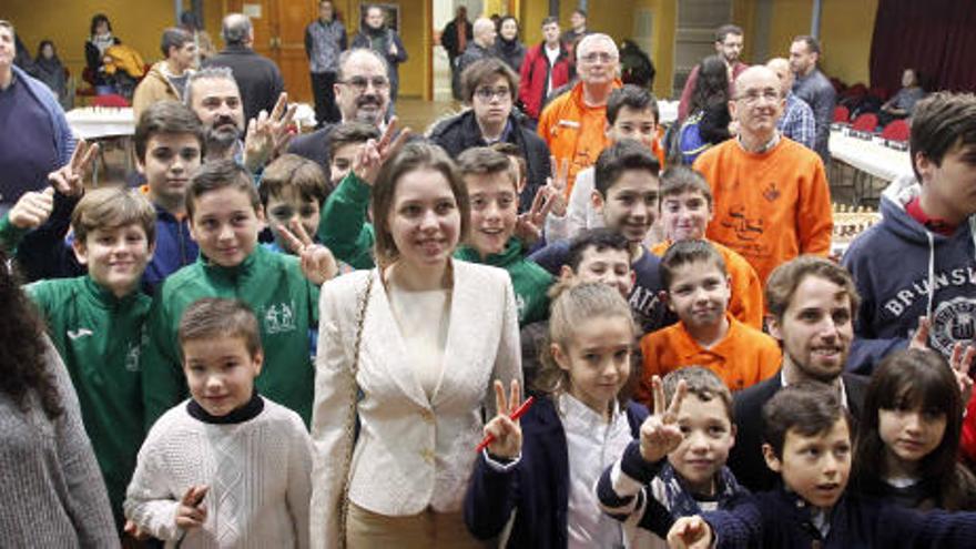 Mariya Muzychuk compartió mañana con jóvenes ajedrecistas en Paterna, que vibraron con su exhibición ´a la ciega´ y las simultáneas de Marta García y Enrique Llobell.