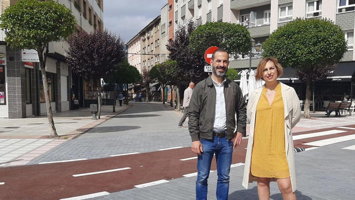 Ángel García y Susana Madera, ayer, en la calle Rafael Sarandeses, en Lugones. | L. Palacios