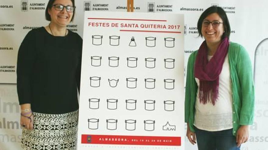 La concejala junto a la artista ganadora.