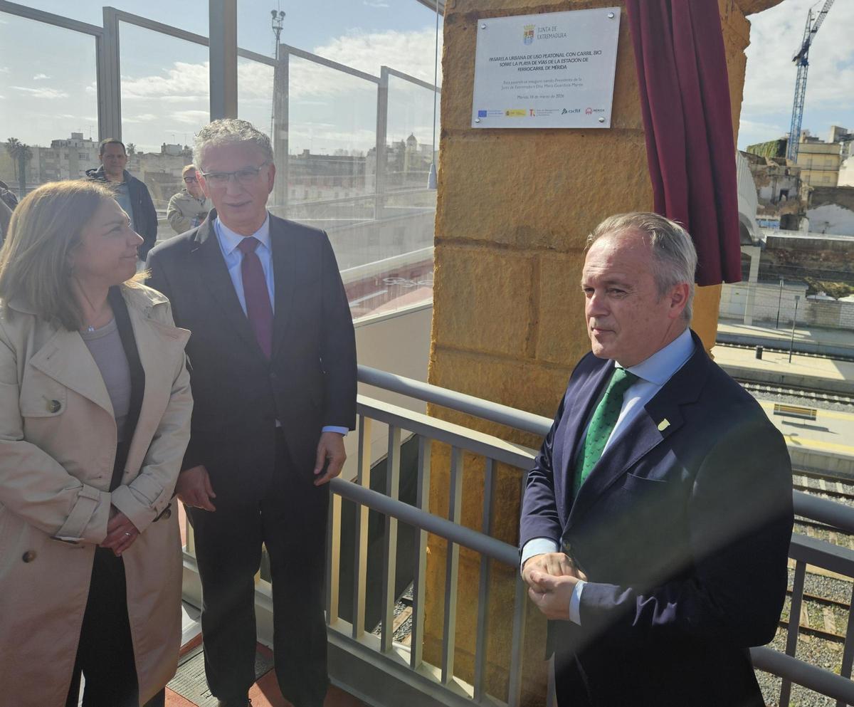 Inauguracioón de la nueva pasarela, este miércoles, en Mérida.