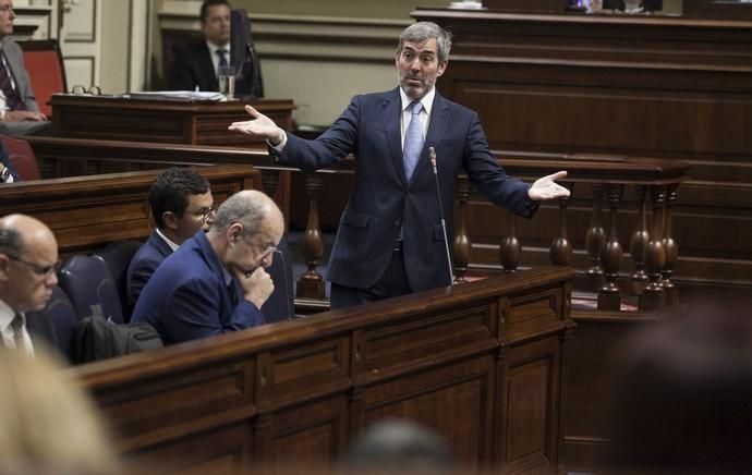 Pleno en el Parlamento de Canarias