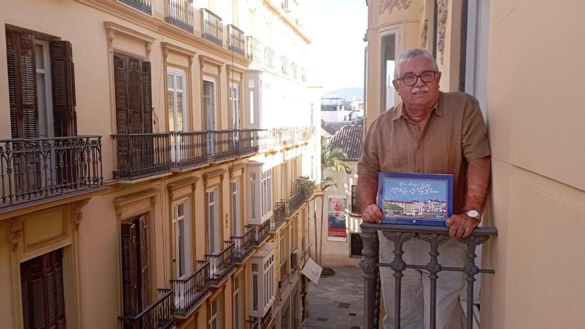 Diego Ceano, esta semana en la sede de La Opinión, con su libro sobre sus cien estampas naif de Málaga.