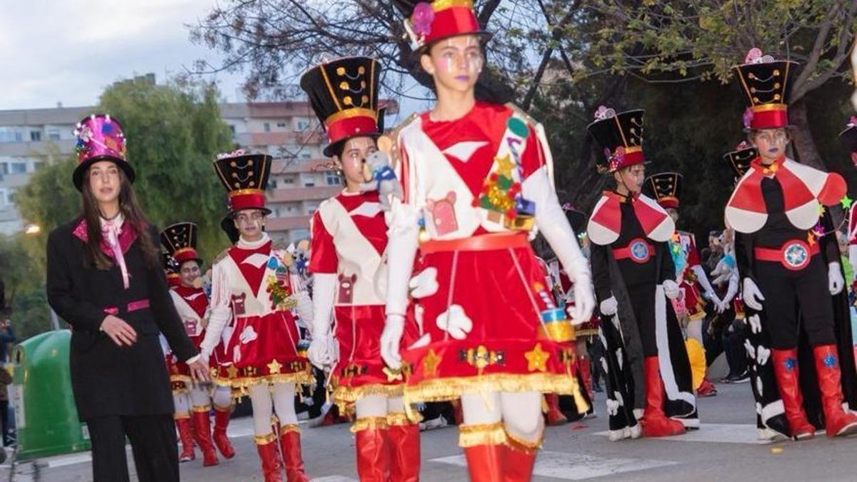 Gandia i Tavernes omplien de color els seus carrers amb la Cavalcada del Ninot