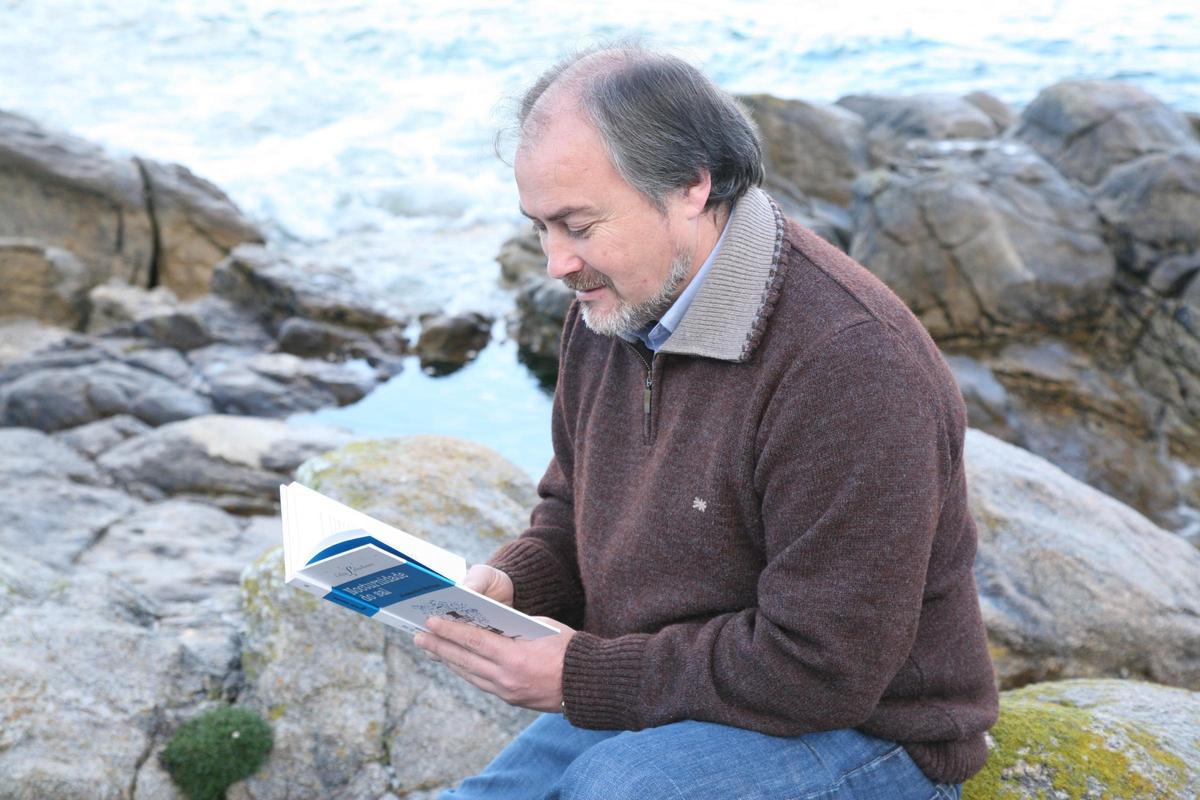 Manuel López, conocido artísticamente como Alexandre Nerium, leyendo uno de sus libros de poesía.