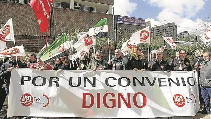 Manifestación de UGT ante las puertas de Atento