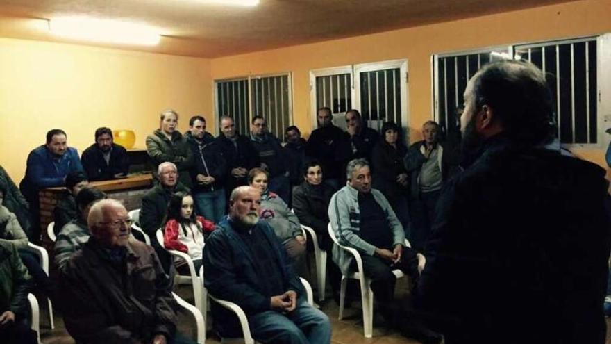 Una reunión del alcalde con vecinos de la parroquia de Cristimil.