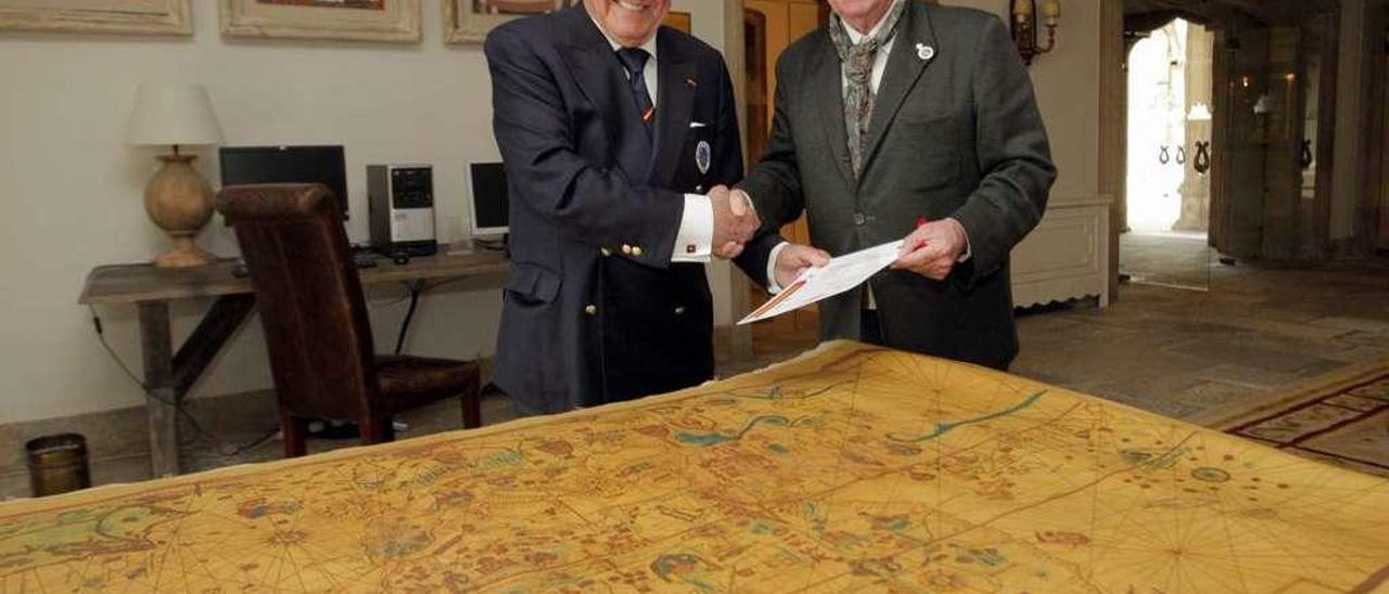 Cándido Pazos (derecha) recibiendo la réplica del mapa en el Hostal dos Reis Católicos. // Xoán Álvarez