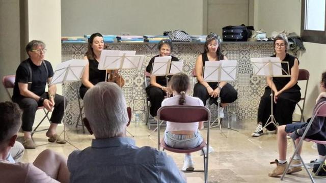 El grupo Teatro del Hilo y la violinista Luisa Moya. | SERVICIO ESPECIAL
