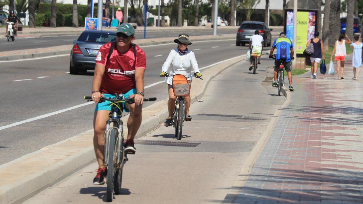 Ciclistas en un carril bici.