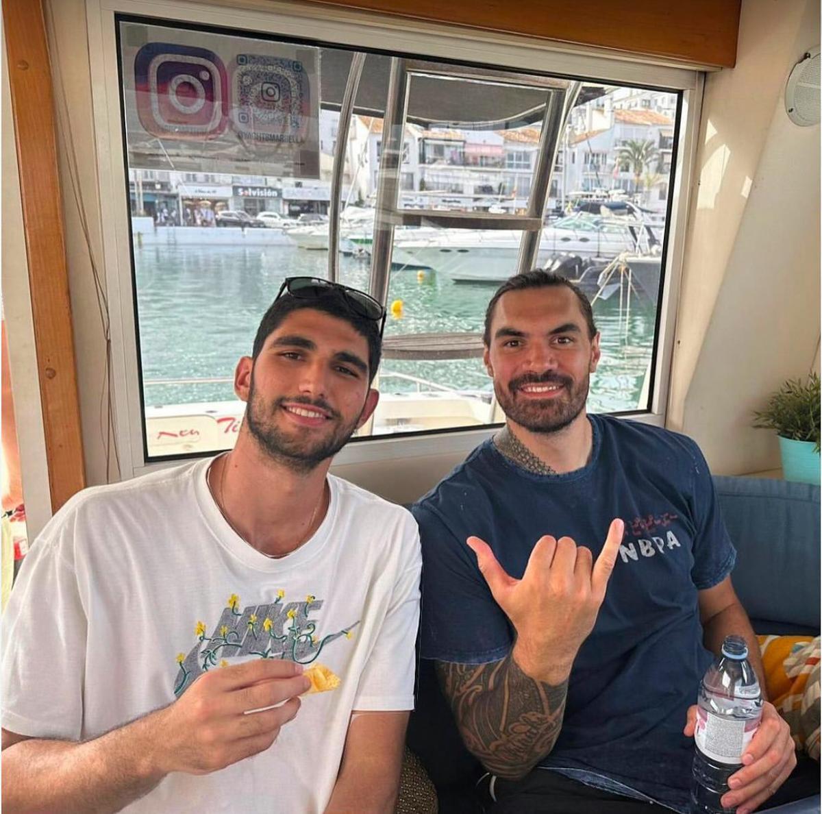 Aldama junto a Steven Adams