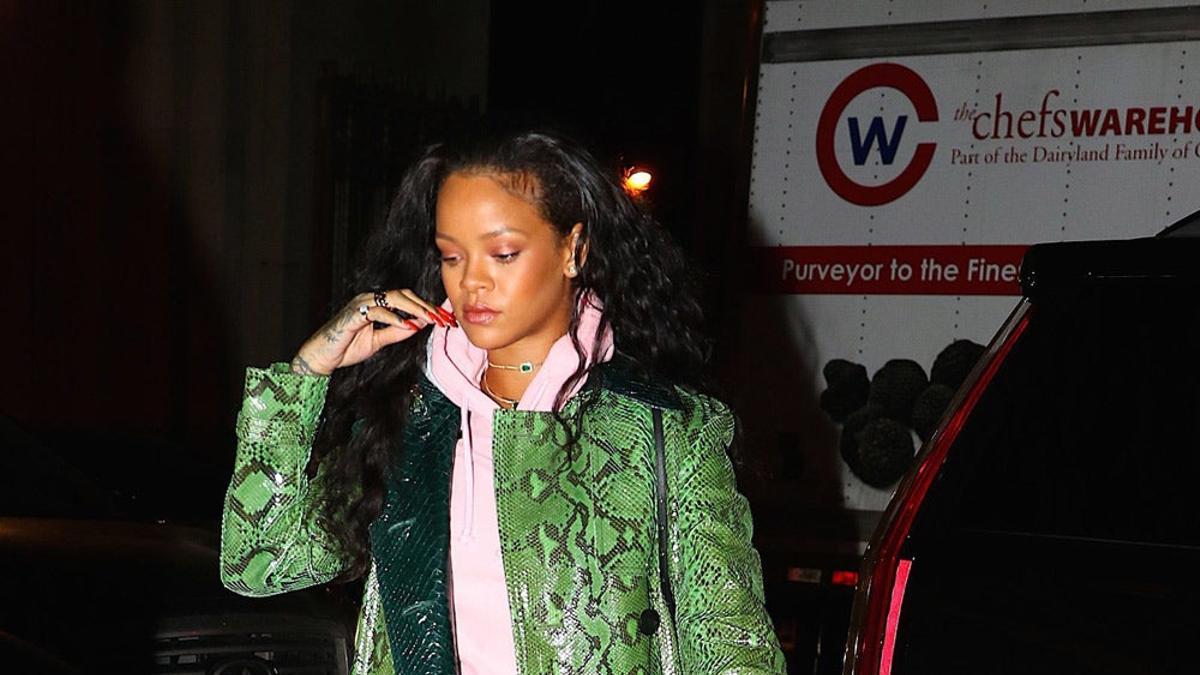 Rihanna con chándal y tacones de aguja