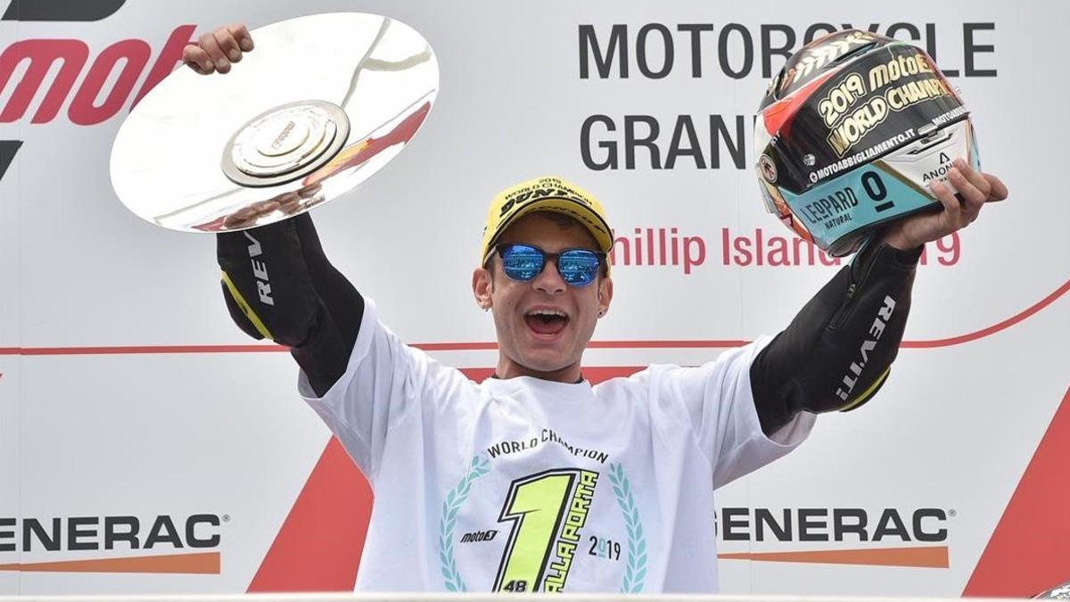 El italiano Loranzo Dalla Porta (Honda), de 22 años, celebra, en el podio de Phillip Island (Australia), la conquista del título mundial de Moto3.