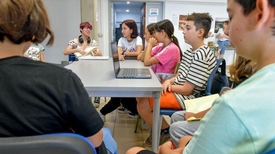 Los miembros del Vopia, en su reunión de preparación para el pregón de las fiestas fundacionales. | |