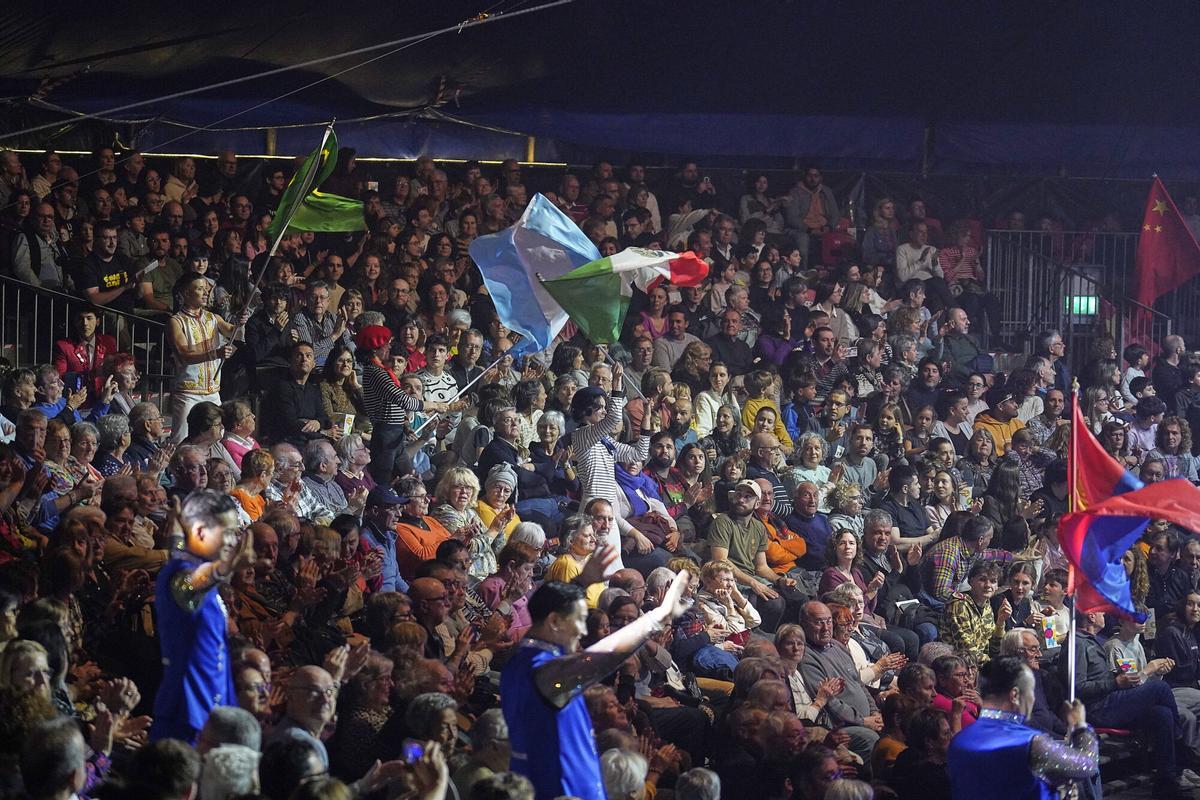 Les imatges de l'espectacle Vermell del Festival del Circ de Girona 2026